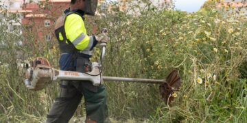 El Ayuntamiento de Benalmádena realiza trabajos de desbroce en arroyos y parcelas municipales para evitar incendios