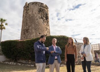 Avanzan los trabajos de limpieza del talud del entorno del Bien de Interés Cultural de Torre del Muelle