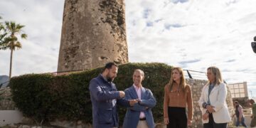 Avanzan los trabajos de limpieza del talud del entorno del Bien de Interés Cultural de Torre del Muelle