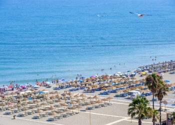 Torremolinos autoriza el uso de duchas y lavapiés en playas bajo sistema de pulsador de tensión