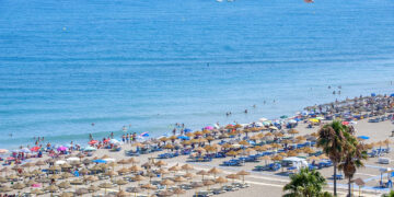 Torremolinos autoriza el uso de duchas y lavapiés en playas bajo sistema de pulsador de tensión