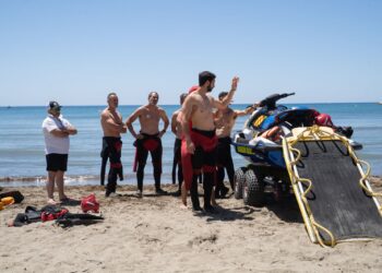 Benalmádena forma a Bomberos y Policía Local en rescate acuático con un curso pionero en Malapesquera