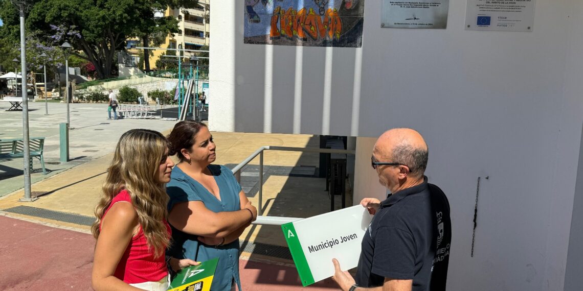 El IAJ entrega al Ayuntamiento de Benalmádena las nuevas placas acreditativas de ‘Municipio Joven’ y entidad gestora del Carné Joven