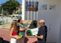 El IAJ entrega al Ayuntamiento de Benalmádena las nuevas placas acreditativas de ‘Municipio Joven’ y entidad gestora del Carné Joven
