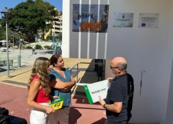 El IAJ entrega al Ayuntamiento de Benalmádena las nuevas placas acreditativas de ‘Municipio Joven’ y entidad gestora del Carné Joven