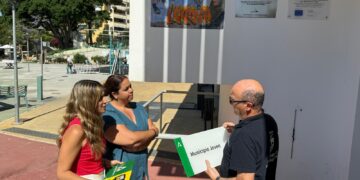 El IAJ entrega al Ayuntamiento de Benalmádena las nuevas placas acreditativas de ‘Municipio Joven’ y entidad gestora del Carné Joven