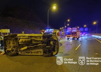 Tres heridos tras el vuelco de un vehículo en la A-7 en Málaga capital