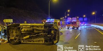 Tres heridos tras el vuelco de un vehículo en la A-7 en Málaga capital