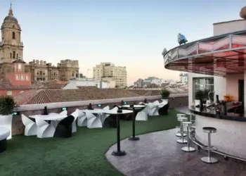 Málaga cierra el primer cuatrimestre de 2025 superando el millón de pernoctaciones hoteleras