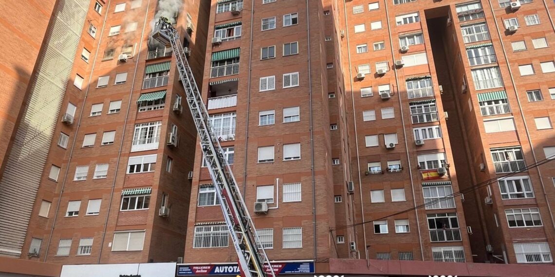 Un grave incendio en Málaga deja 15 hospitalizados, dos personas muy graves, otra en estado crítico y un perro fallecido
