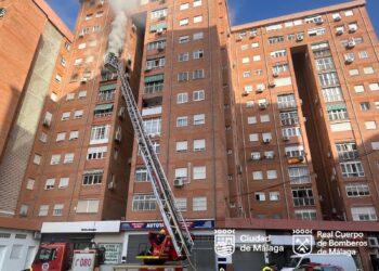 Un grave incendio en Málaga deja 15 hospitalizados, dos personas muy graves, otra en estado crítico y un perro fallecido