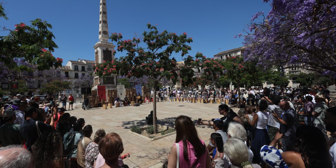 La Bienal de Flamenco lleva a 100 escolares a protagonizar una cajoneada popular en la Plaza de La Merced
