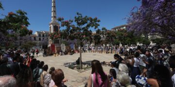 La Bienal de Flamenco lleva a 100 escolares a protagonizar una cajoneada popular en la Plaza de La Merced