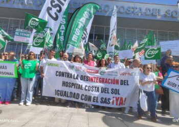 Más de 300 personas se concentran en el Hospital Costa del Sol por el «deterioro» del centro