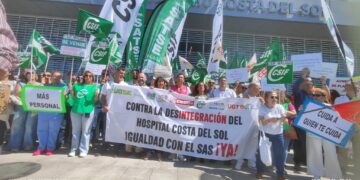 Más de 300 personas se concentran en el Hospital Costa del Sol por el «deterioro» del centro