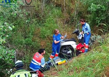 Un motorista cae por un desnivel en la A-357 de Cártama y tiene que ser trasladado por los bomberos