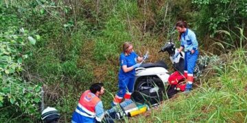 Un motorista cae por un desnivel en la A-357 de Cártama y tiene que ser trasladado por los bomberos