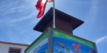 Cerrada la playa del Charcón en Mijas por una rotura en la tubería de saneamiento