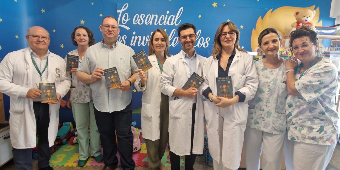 Miguel Ángel Jiménez Santana dona su cuento infantil ‘El niño que no sabía soñar’ al Hospital Costa del Sol para niños hospitalizados