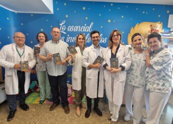 Miguel Ángel Jiménez Santana dona su cuento infantil ‘El niño que no sabía soñar’ al Hospital Costa del Sol para niños hospitalizados