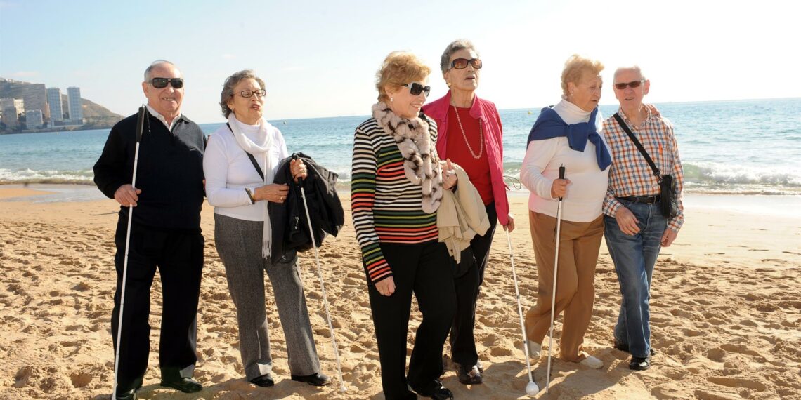 La ONCE reúne en Fuengirola a 170 mayores con ceguera que viven solos para compartir la ‘Primavera Senior 2025’