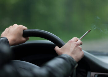 Sanidad prohibirá fumar en vehículos de uso laboral, piscinas públicas, campus y exteriores de salas de fiestas