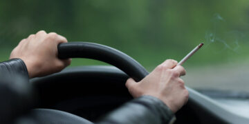 Sanidad prohibirá fumar en vehículos de uso laboral, piscinas públicas, campus y exteriores de salas de fiestas