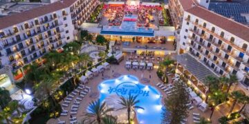 Un joven de 24 años acaba ingresado en la UCI tras caer desde el balcón de un hotel en Nueva Andalucía