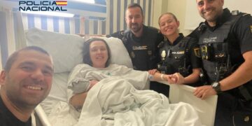 Agentes de la Policía Nacional asisten en Marbella a una parturienta en el interior de un vehículo