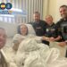 Agentes de la Policía Nacional asisten en Marbella a una parturienta en el interior de un vehículo