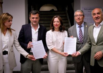 El PP de Málaga y Cádiz firman un manifiesto para reclamar al Gobierno inversiones «estratégicas y prioritarias» en la Costa del Sol y en el Campo de Gibraltar