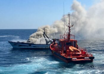 Rescatados los tripulantes de un pesquero incendiado cerca del Faro de Calaburras