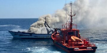 Rescatados los tripulantes de un pesquero incendiado cerca del Faro de Calaburras