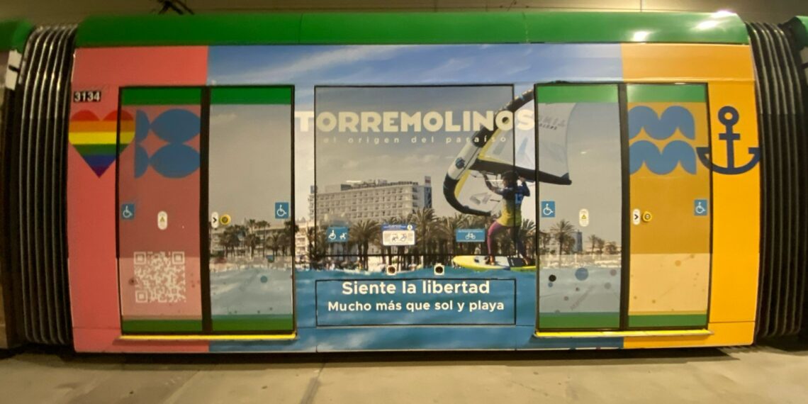 Torremolinos impulsa el turismo familiar, deportivo y de proximidad con una campaña promocional en el metro de Málaga