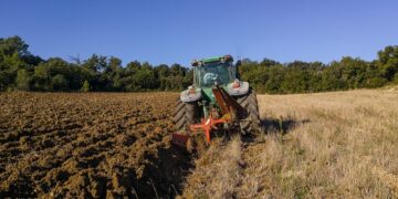 Muere un hombre de 72 años tras al volcar un tractor en un camino de Ronda