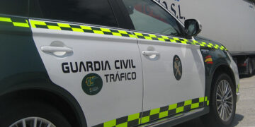 Fallece un motorista al ser arrollado por una máquina niveladora en Coín