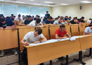 Sábado de nervios e ilusión: Casi 42.000 aspirantes aspiran a 7.885 plazas de docentes en Andalucía