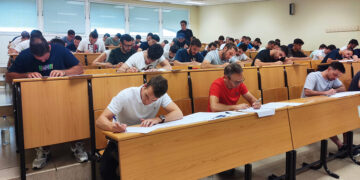 Sábado de nervios e ilusión: Casi 42.000 aspirantes aspiran a 7.885 plazas de docentes en Andalucía