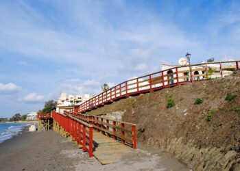 Estepona inicia los trámites para reparar el tramo del corredor litoral en Playa Bella afectado por los temporales