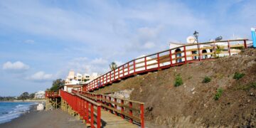 Estepona inicia los trámites para reparar el tramo del corredor litoral en Playa Bella afectado por los temporales