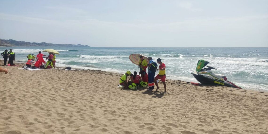 Rescatadas dos personas a punto de ahogarse en la playa en Fuengirola