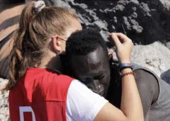 Muere en Málaga Abdou, el senegalés cuya imagen abrazado a una voluntaria se hizo viral