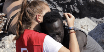 Muere en Málaga Abdou, el senegalés cuya imagen abrazado a una voluntaria se hizo viral