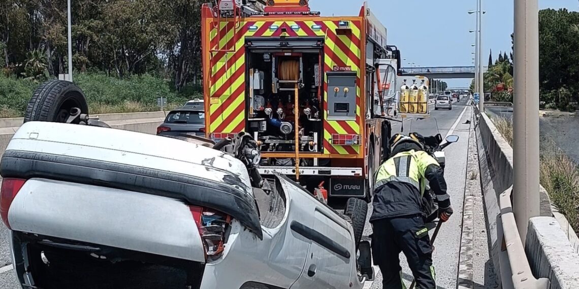 La A-7 de la Costa del Sol registra en menos de 24 horas un accidente con heridos y el incendio de un coche