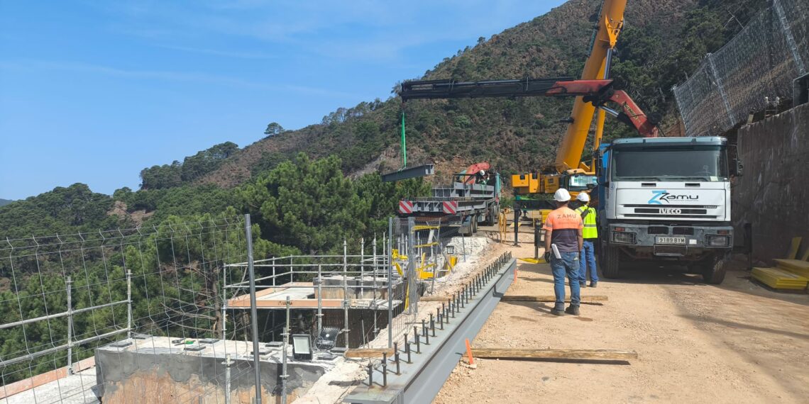 Se instalan las primeras vigas del nuevo tablero de la carretera Ronda-San Pedro