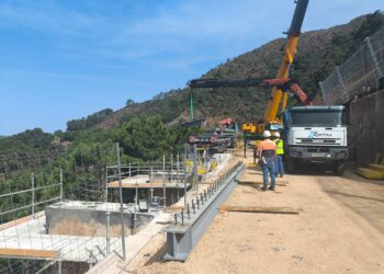 Se instalan las primeras vigas del nuevo tablero de la carretera Ronda-San Pedro