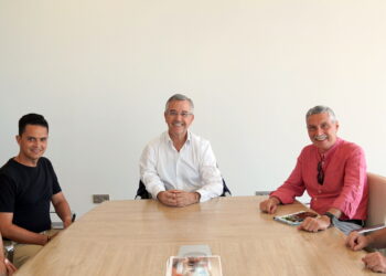 García Urbano se reúne con la Federación Andaluza de Atletismo para avanzar en los preparativos de la primera maratón de Estepona