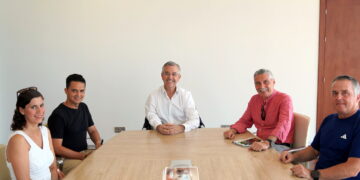 García Urbano se reúne con la Federación Andaluza de Atletismo para avanzar en los preparativos de la primera maratón de Estepona