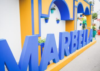 Marbella se engalana para la Feria y Fiestas de San Bernabé, que arranca esta noche, con más de 500 plantas ornamentales