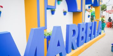 Marbella se engalana para la Feria y Fiestas de San Bernabé, que arranca esta noche, con más de 500 plantas ornamentales